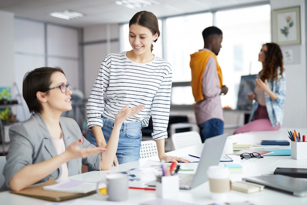 Giovani imprenditrici che lavorano in ufficio