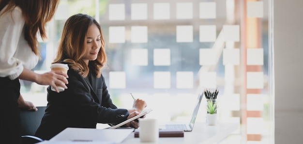 giovani imprenditrici professionisti che discutono insieme sul progetto