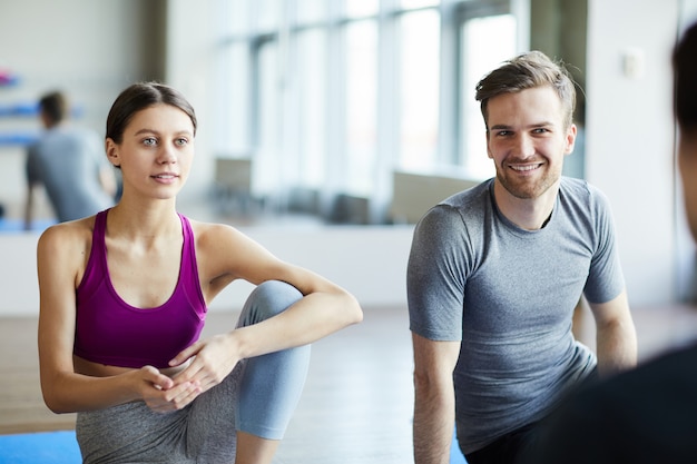 Giovani in chat prima della lezione di yoga