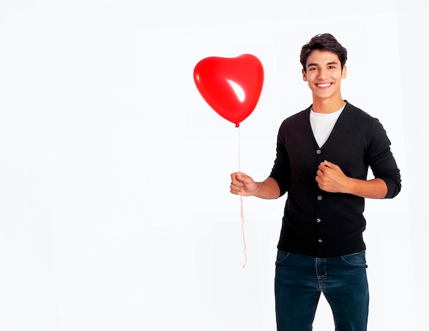 giovani in possesso di un palloncino cuore rosso