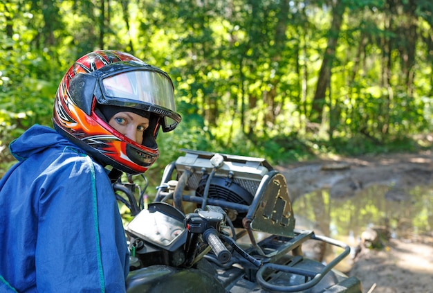 Giovani in sella a ATV su sterrato