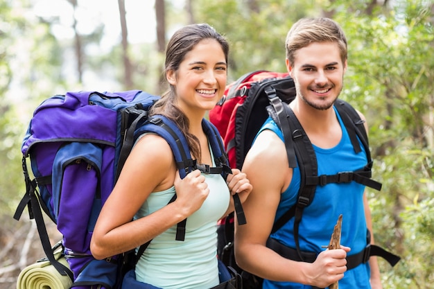 Giovani joggers felici che esaminano la macchina fotografica