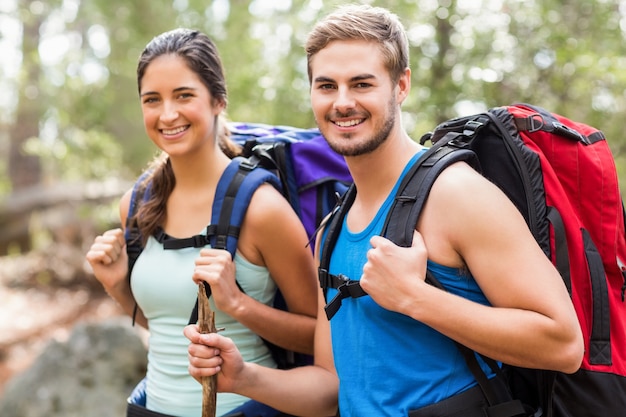 Giovani joggers felici che esaminano la macchina fotografica