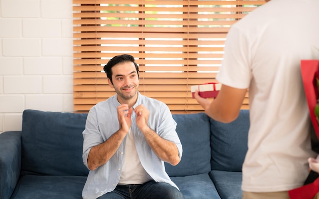 Giovani LGBT sorprendono il fidanzato con rose e regali