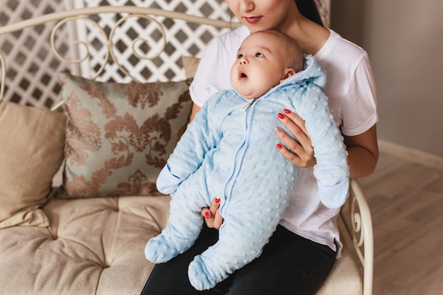 Giovani madre e bambino asiatici nella stanza.