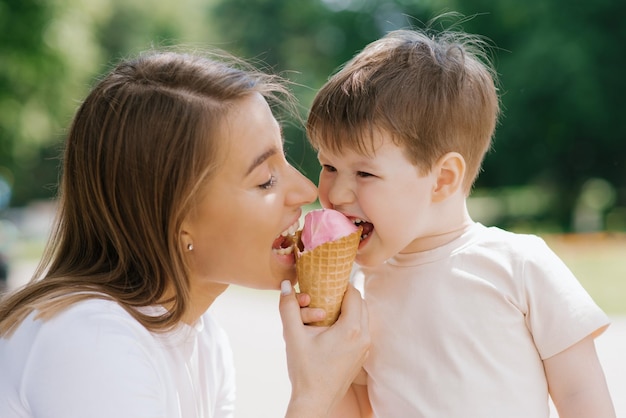 Giovani madre e figlio che si godono le vacanze estive e mangiano il gelato