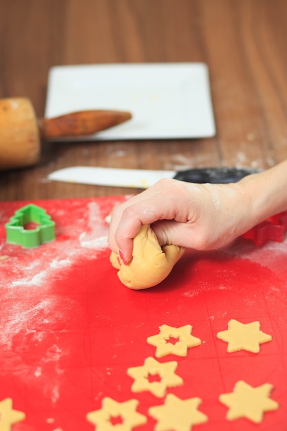 Giovani mani a forma di pasta di zenzero in cucina moderna