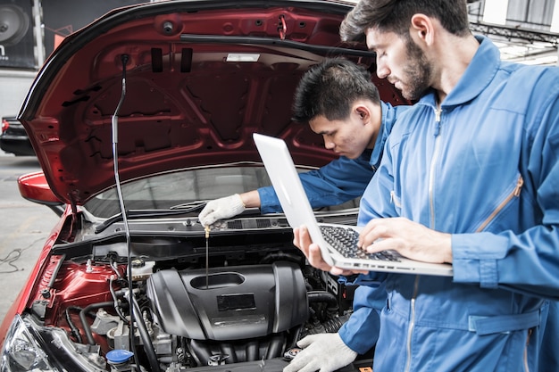 Giovani meccanici che fanno l'ispezione dell'auto