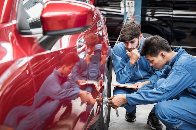 Giovani meccanici che fanno l'ispezione dell'auto