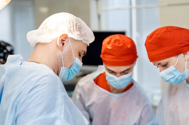 Giovani medici chirurgo in maschera in ospedale moderno. Operatore di chirurgia sanitaria nella nuova clinica.