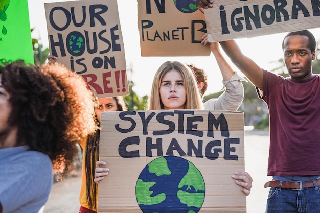 Giovani multirazziali di diversa cultura e razza combattono per il cambiamento climatico