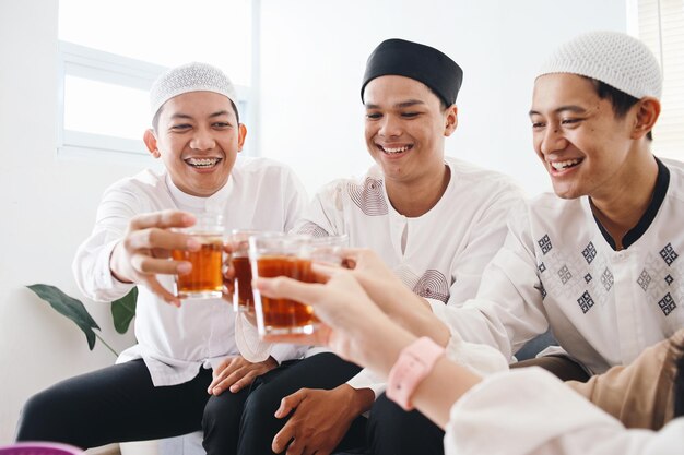 Giovani musulmani asiatici bevono insieme il tè durante l'iftar nel Ramadan
