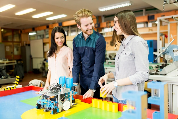 Giovani nell&#39;aula della robotica