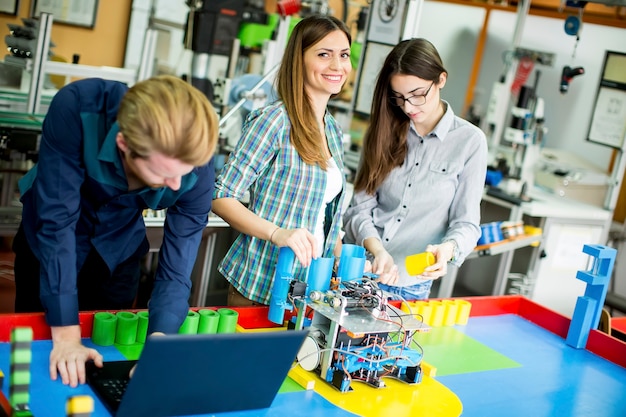 Giovani nell&#39;aula della robotica