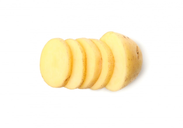 Giovani patate mature isolate su superficie bianca