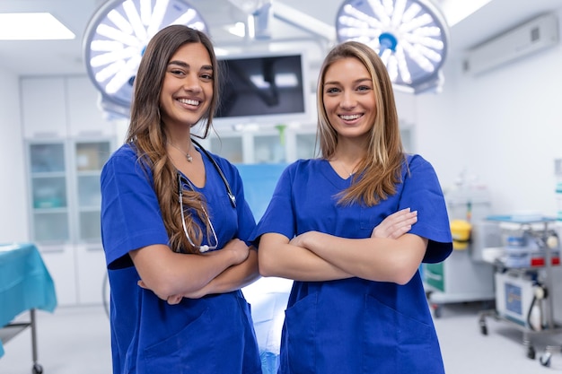 Giovani professionisti medici di sesso femminile in piedi insieme concetto di protezione della salute Un team di medici di successo sta guardando la fotocamera e sorride mentre si trova in ospedale