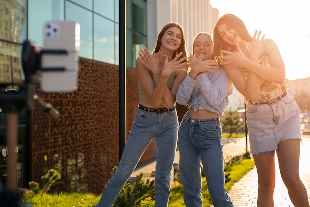 Giovani ragazze adolescenti che registrano bobine di se stesse all'aperto per i social media