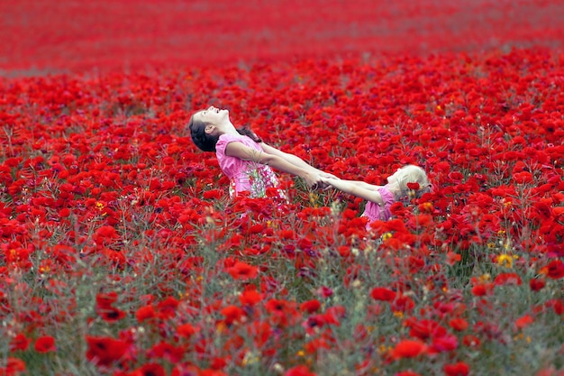 Giovani ragazze al campo di papaveri