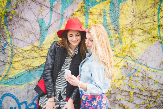 Giovani ragazze belle amici prendendo selfie