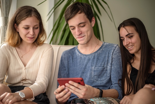 Giovani ragazze e un ragazzo che si diverte