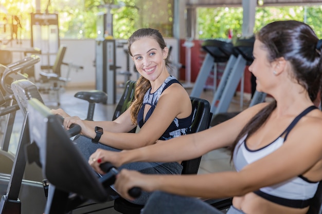 Giovani ragazze in bicicletta in una palestra