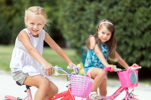 Giovani ragazze in sella a biciclette