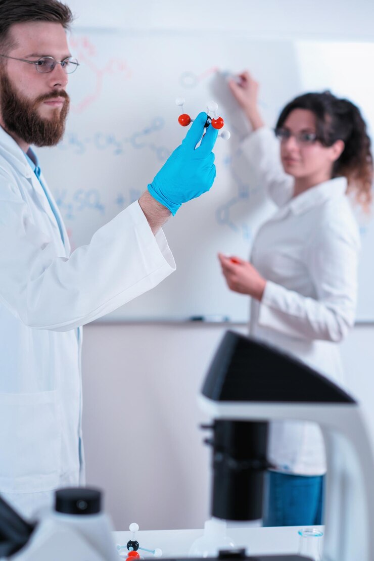 Foto giovani ricercatori che lavorano insieme in laboratorio