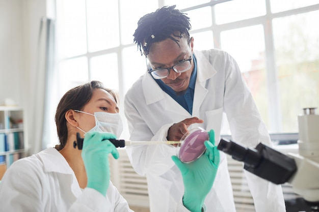 Giovani scienziati che lavorano in laboratorio