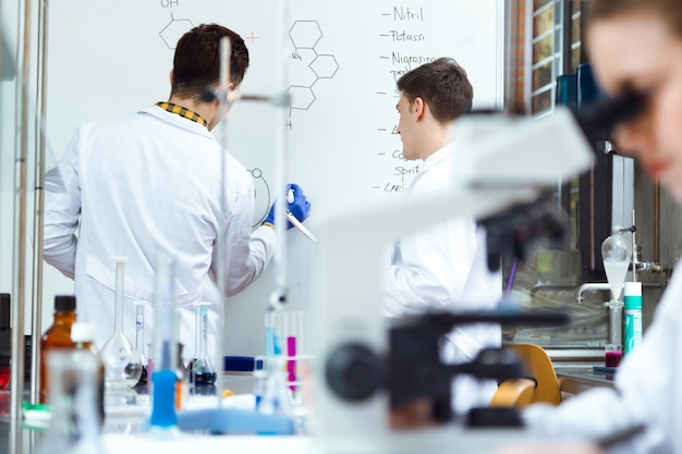 Giovani scienziati che svolgono un esperimento in un laboratorio.