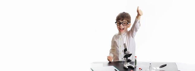 Giovani scienziati chimici. Orientamento professionale per bambini. Scelta della professione. Medico, assistente di laboratorio, chimico.