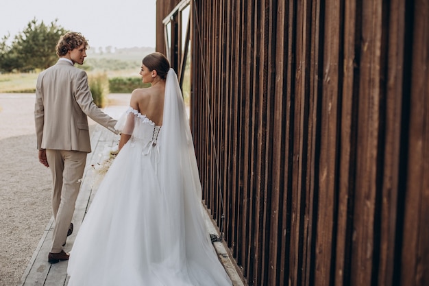 Giovani sposi al loro matrimonio