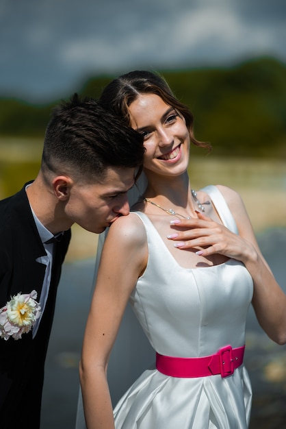 Giovani sposi che camminano all'aperto Giorno del matrimonio