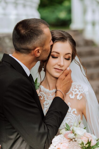 Giovani sposi che si godono momenti romantici all'aperto nel parco d'autunno sotto la luce del sole