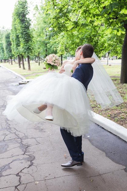 Giovani sposi godendo momenti romantici