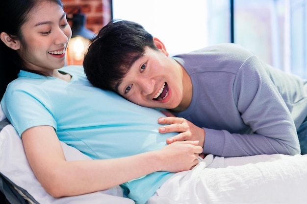 Giovani sposini asiatici felici di essere incinta