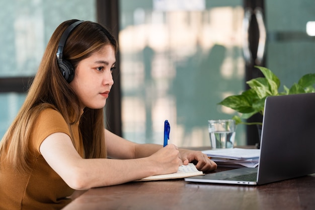 Giovani studentesse asiatiche che studiano in classe