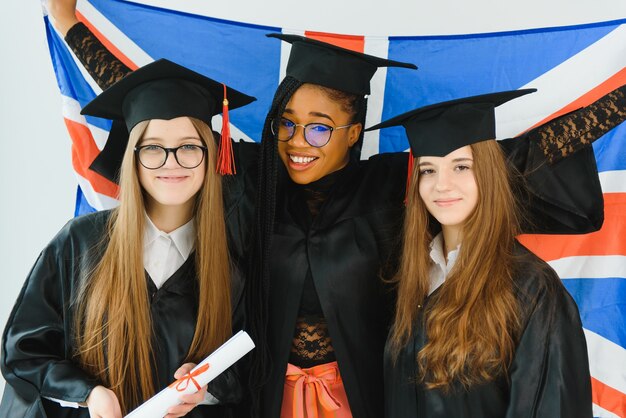 Giovani studentesse in veste che celebrano la loro laurea