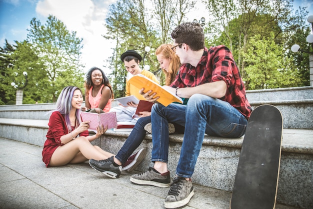 Giovani studenti all'aperto