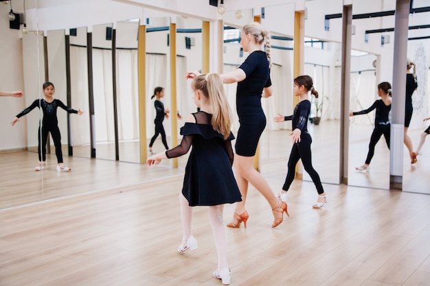 Giovani studenti che ballano con il loro allenatore di coreografia in studio Concetto di attività