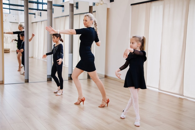 Giovani studenti che ballano con il loro allenatore di coreografia in studio Concetto di attività