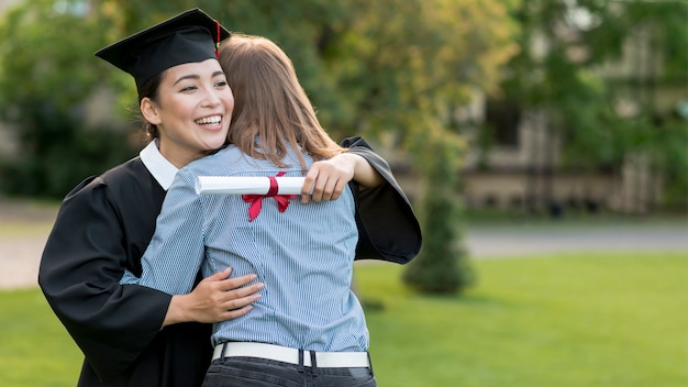 Giovani studenti che celebrano la loro laurea