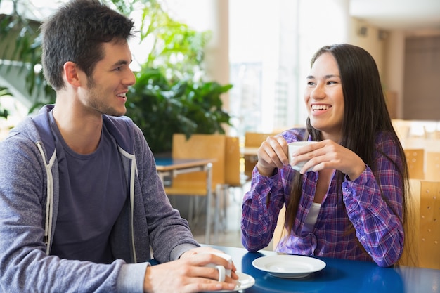 Giovani studenti che mangiano caffè insieme