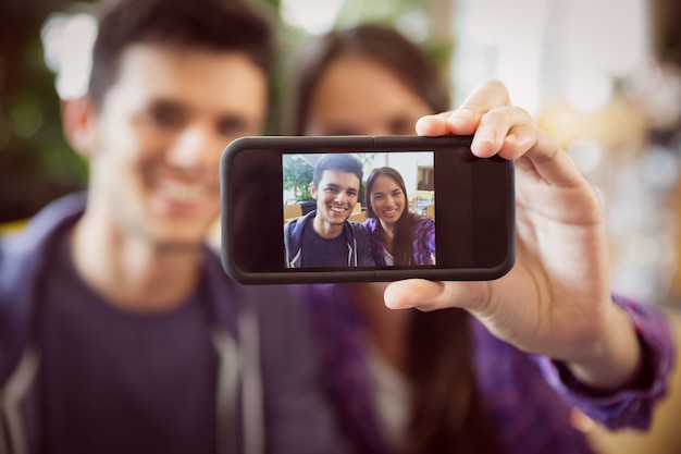 Giovani studenti che prendono un selfie