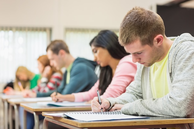 Giovani studenti che scrivono le note in aula