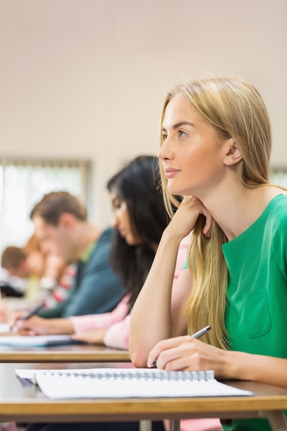 Giovani studenti che scrivono le note in aula