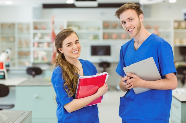 Giovani studenti di medicina che sorridono alla macchina fotografica