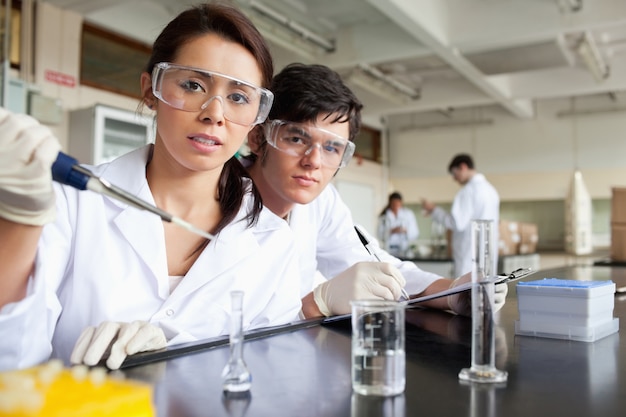 Giovani studenti di scienze che lavorano