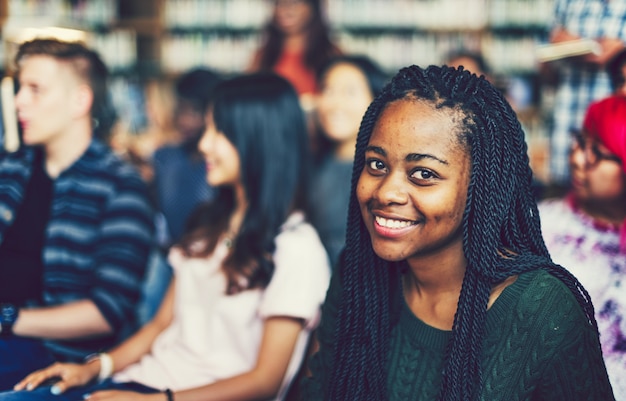 Giovani studenti in una biblioteca