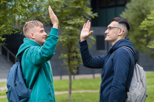 giovani studenti universitari nel parco estivo