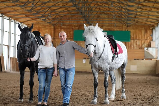 Giovani su un cavallo che si allenano in un'arenaxA di legno